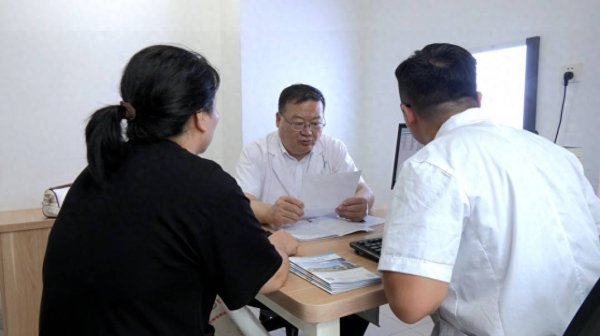 万银鼎信 德馨技精映初心丨三十载坚守一线的“脊柱匠人”